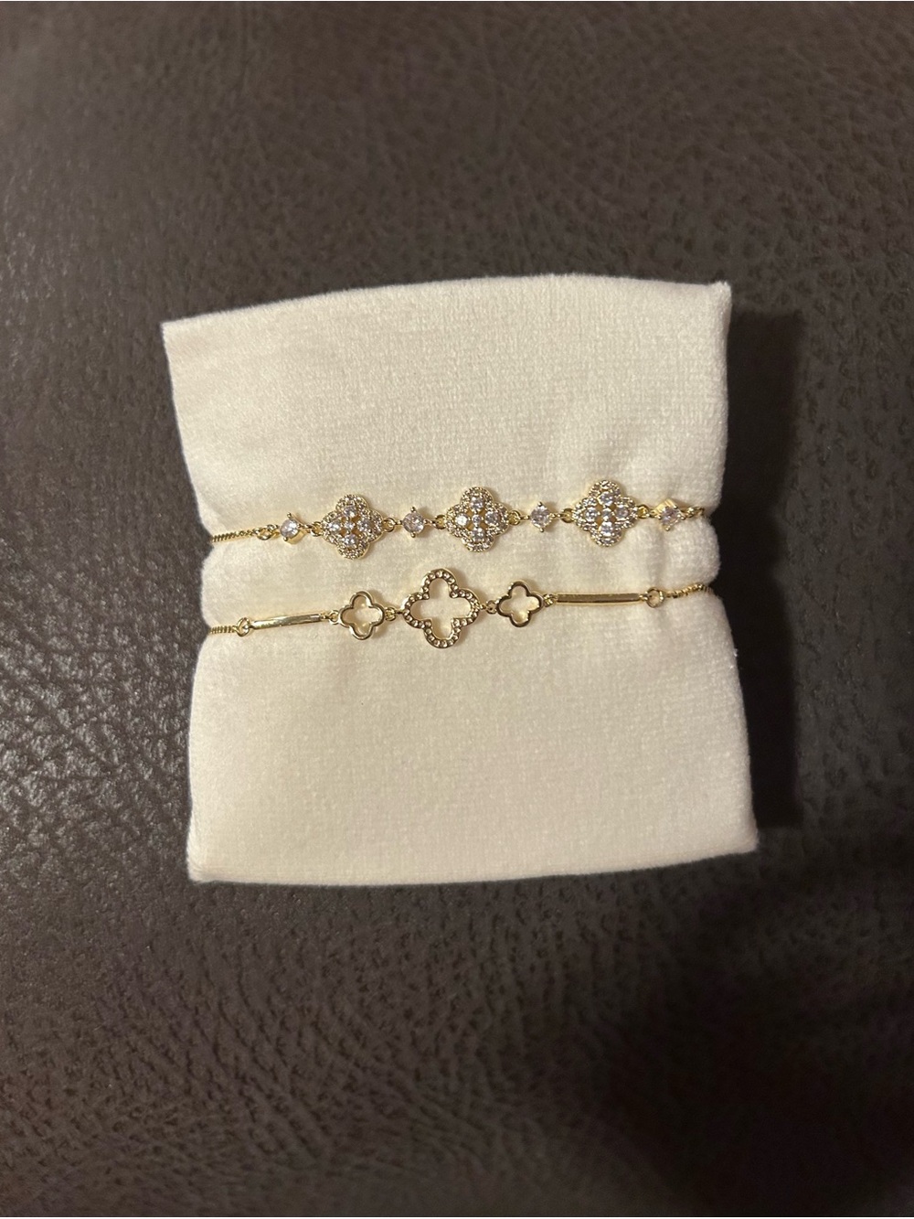 EyeCandy Los Angeles Gold Clover Bracelet Set